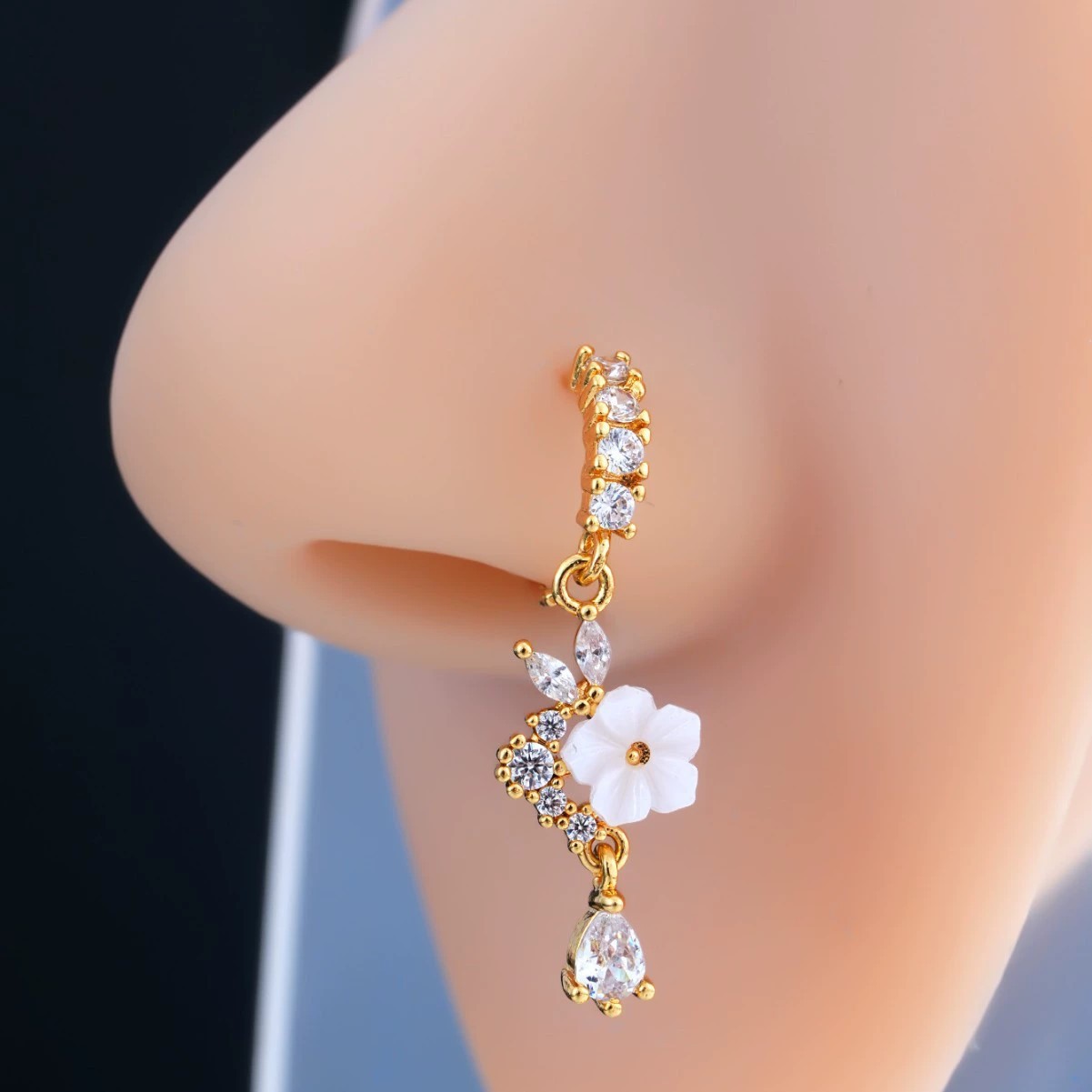 Gold Flower Nose Ring with Dan - đánh giá và giá Body Jewelry Nose Studs